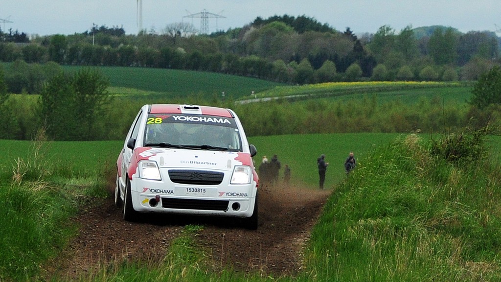 Frank Nielsen og Per Brodersen i en effektiv runding af et udfordrende hjørne i Rally Stoholm
(Foto: rallypics.dk / Viggo Johansen)
